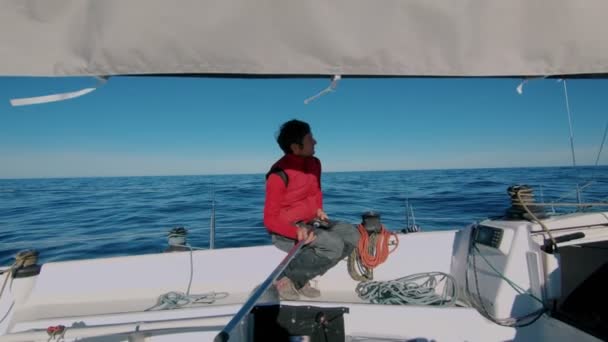 Професійний яхтсмен на вітрильному човні в морі — стокове відео