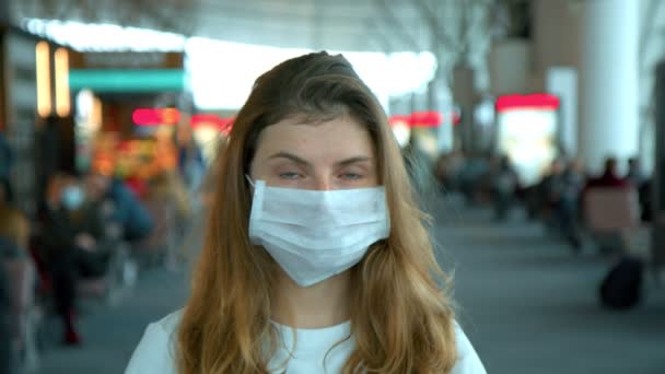 Женщина в маске во время пандемии коронавируса — стоковое видео