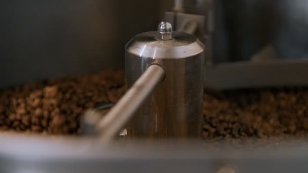 Koffie roosteren proces in kleine rooster fabriek — Stockvideo