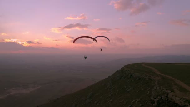 Paragliding in zonsondergang Cinematische epische extreme sport — Stockvideo