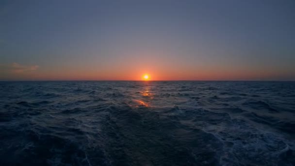 Красивый восход или закат солнца с яхты или парусника — стоковое видео
