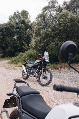 Toprak çakıl yolundaki off-road motosiklet standı