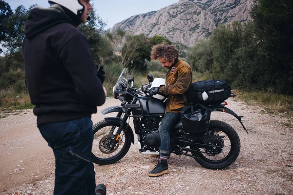 男はバイク旅行の地図を見て — ストック写真