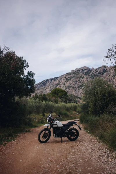 Offroad pie de la motocicleta en tierra camino de grava — Foto de Stock