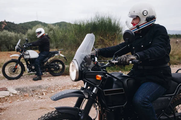 砂利道のオートバイのバイカーのグループ — ストック写真
