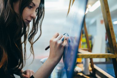 Yaratıcı atölyede genç otantik kadın sanatçı