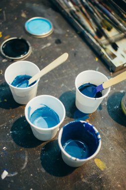 Stüdyoda boya kavanozları ve boya aksesuarları