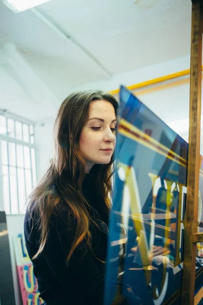 Jeune artiste féminine authentique dans un atelier créatif — Photo