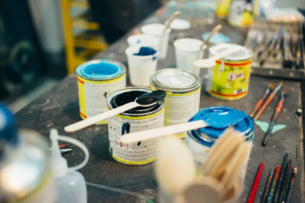 Pots de peinture couleur et accessoires de peinture en studio — Photo