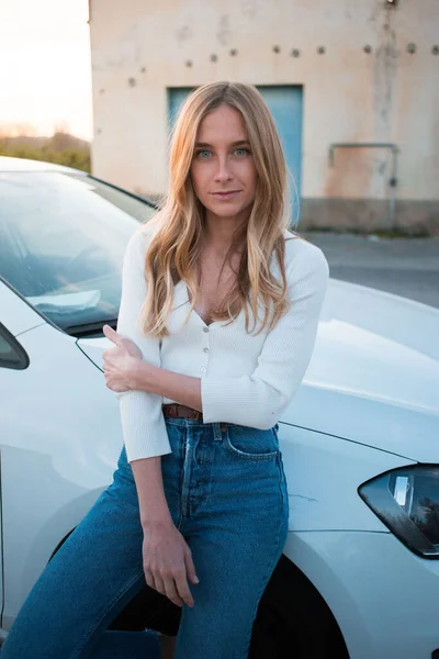 Millennial nainen teini seistä vieressä valkoinen auto — kuvapankkivalokuva