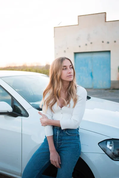 Millennial vrouwelijke tiener staan naast witte auto — Stockfoto