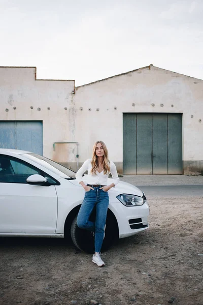 Millennial adolescente feminino ficar ao lado de carro branco — Fotografia de Stock