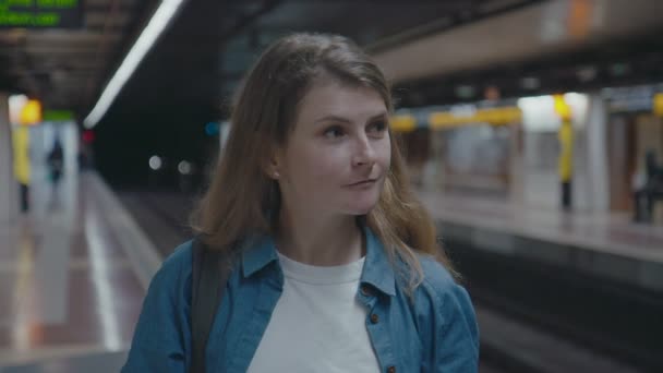 Jovem mulher na paragem de metro em coronavírus máscara facial — Vídeo de Stock