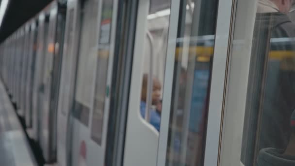 Mladá žena na stanici metra v koronavirus obličejová maska — Stock video