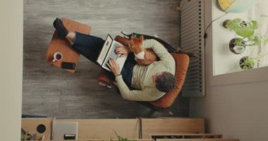 Ofis çalışanı hippi çatı katında evden çalışıyor.