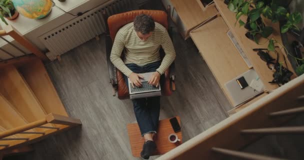 Trabajador de oficina trabaja desde casa en un loft hipster — Vídeo de stock