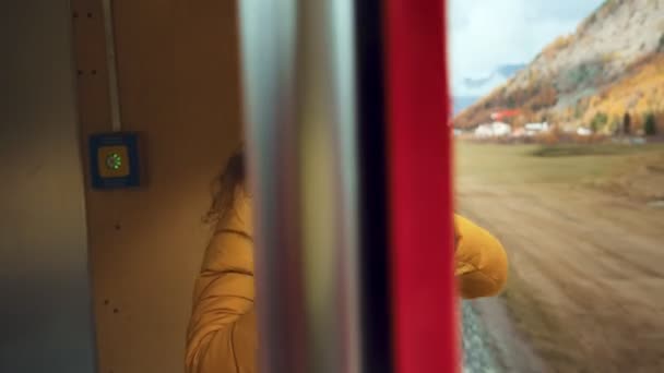 Glad kvinnlig fotograf på schweizerbernina tåg — Stockvideo