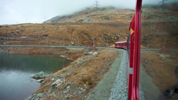 Бернина экспресс красный винтажный поезд в Швейцарии — стоковое видео