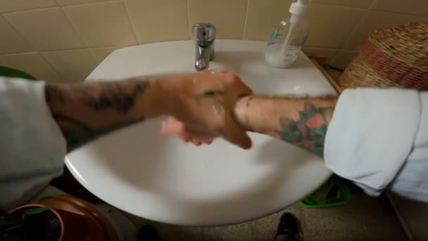 Jahrtausendjunger Mann wäscht sich die Hände vor Coronavirus — Stockvideo