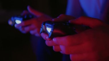 Arkadaşlar gece online oyun konsolu oynarlar