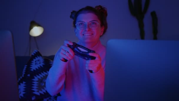 Симпатичная смешная женщина играет в онлайн игровую приставку — стоковое видео