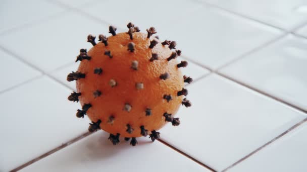 Coronavirus αστεία και δημιουργική εικόνα του πορτοκαλιού — Αρχείο Βίντεο
