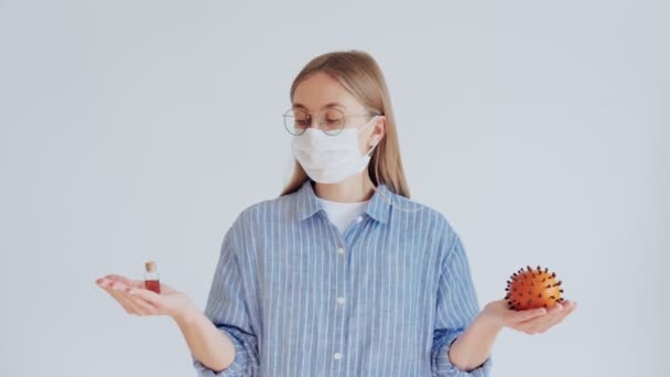 Atrakcyjny kobieta lekarz trzymać koronawirus żart — Wideo stockowe