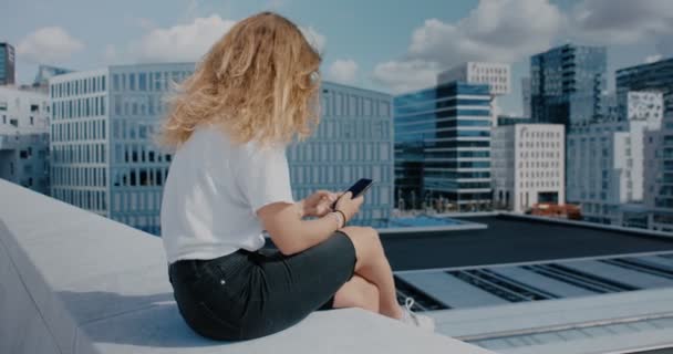 사업 구역에서 지붕 위에 있는 천년기 여자 — 비디오