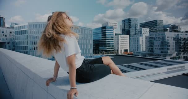 Chill relaxed woman on rooftop of big city — Stock Video