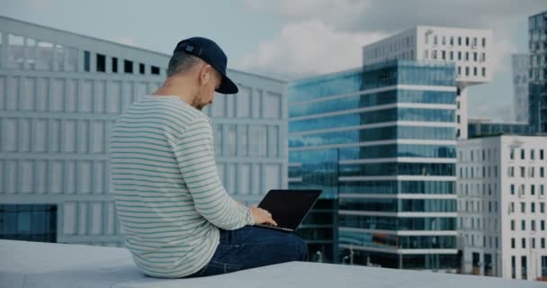 Hipster pracuje na laptopie w dzielnicy biznesowej — Wideo stockowe