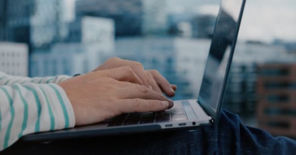 Hipster-Mann arbeitet am Laptop im Geschäftsviertel — Stockvideo