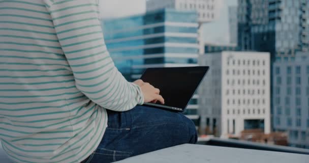 Hipster man dolgozik laptop üzleti kerületben — Stock videók