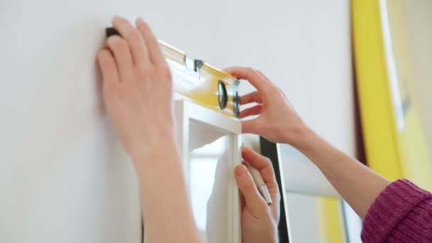 Pareja creativa cuelga pintura en apartamento moderno — Vídeos de Stock