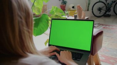 Krom anahtar dizüstü bilgisayar ekranı. Ev kavramından çalış