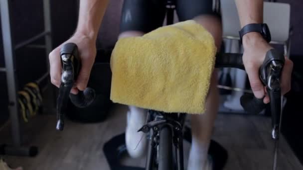 Ciclista profissional monta treinador de ciclismo em casa — Vídeo de Stock