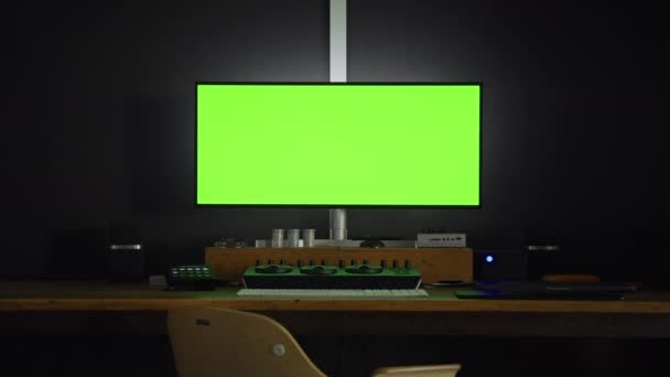 Bias lightning green screen color grading monitor — Stock Video