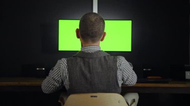 Ofis çalışanı yeşil ekranda evden çalışıyor.