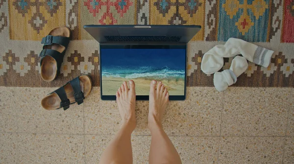 Отменен коронавирус летний отпуск, ноги на песке — стоковое фото