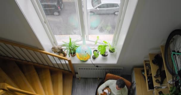 Trabajador de oficina trabaja desde casa en un loft hipster — Vídeo de stock