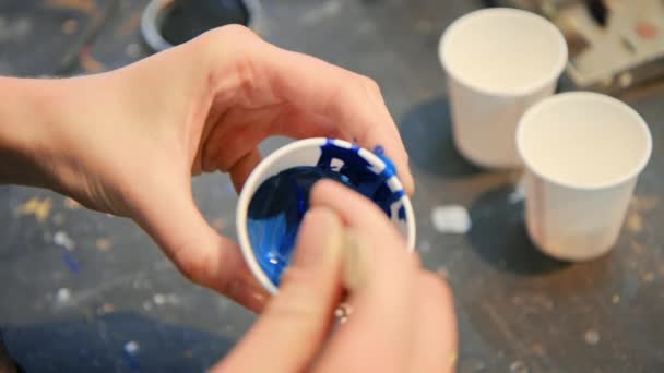 Artista femminile mescolare vernice da lattina in laboratorio — Video Stock
