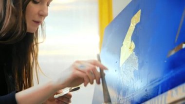 Atölyede yaratıcı kadın sanatçı süreci