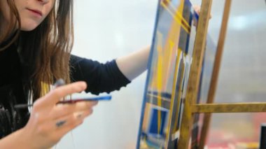 Atölyede yaratıcı kadın sanatçı süreci