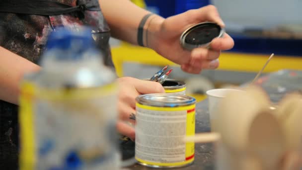 Artista femenina mezcla pintura de lata en taller — Vídeo de stock