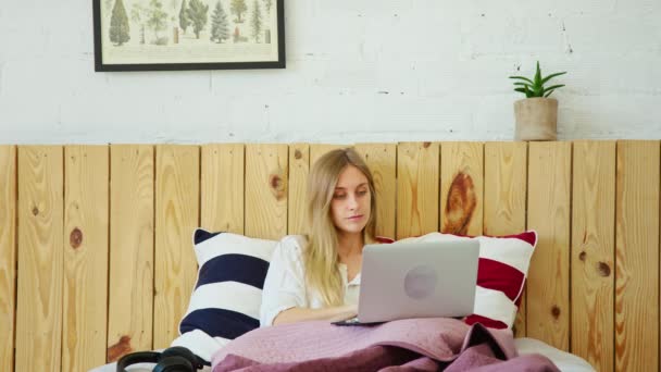 Boldog fiatal női szöveg barátaival a laptopon — Stock videók