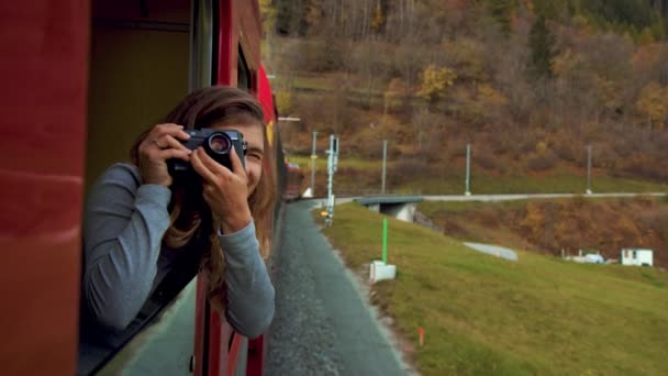 Jonge vrouwelijke reiziger op toeristische trein in de bergen — Stockvideo