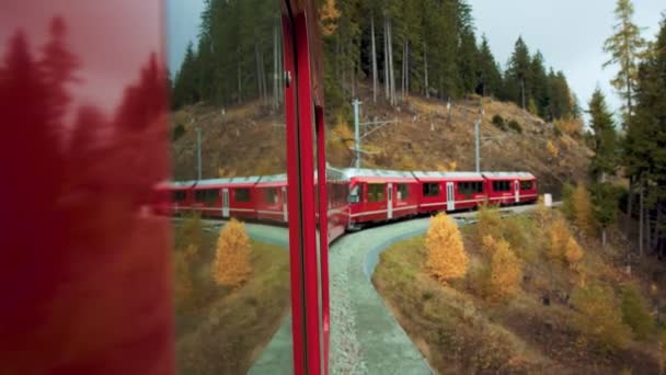 Pohled z okna vlaku na horskou krajinu — Stock video