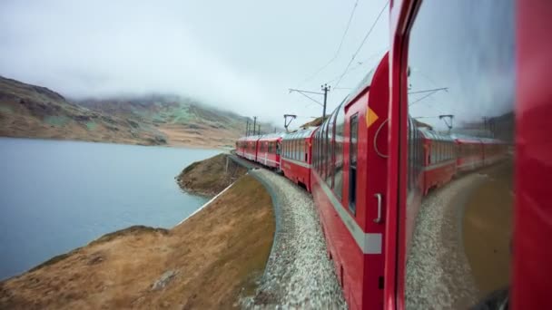 Vista dalla finestra del treno sul paesaggio montano — Video Stock