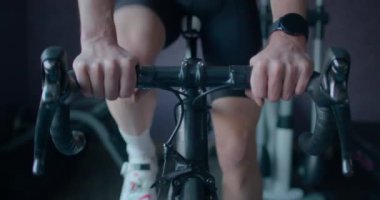 Yetişkin adam içeride akıllı bisiklet eğitmeni eğitimi alıyor.
