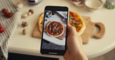 Akıllı telefondan ev yapımı pizza tarifi.