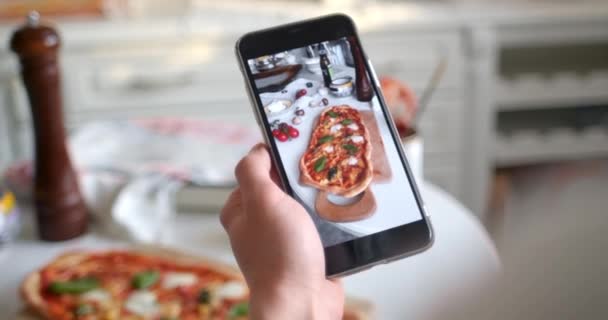 집에서 만든 피자 레시피를 스마트폰으로 기록하는 사람 — 비디오